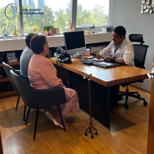 Dr. Darío Guadarrama durante atención ortopédica